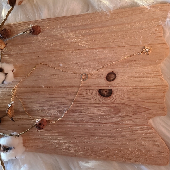 ✨️✨️NEW✨️✨️Gorgeous Star Necklace in GOLD - Picture 4 of 15